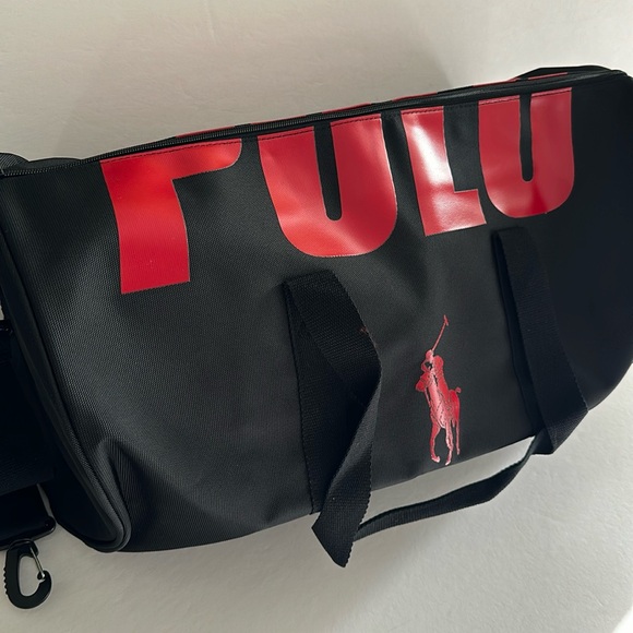 POLO RALPH LAUREN || The Polo Red Duffle Bag. - Picture 3 of 8